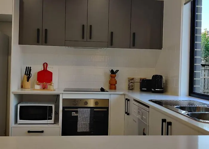 Baywater Retreat- Walk To Water - Quiet Street - Central To Brisbane City Gold Coast And Sunshine Coast!