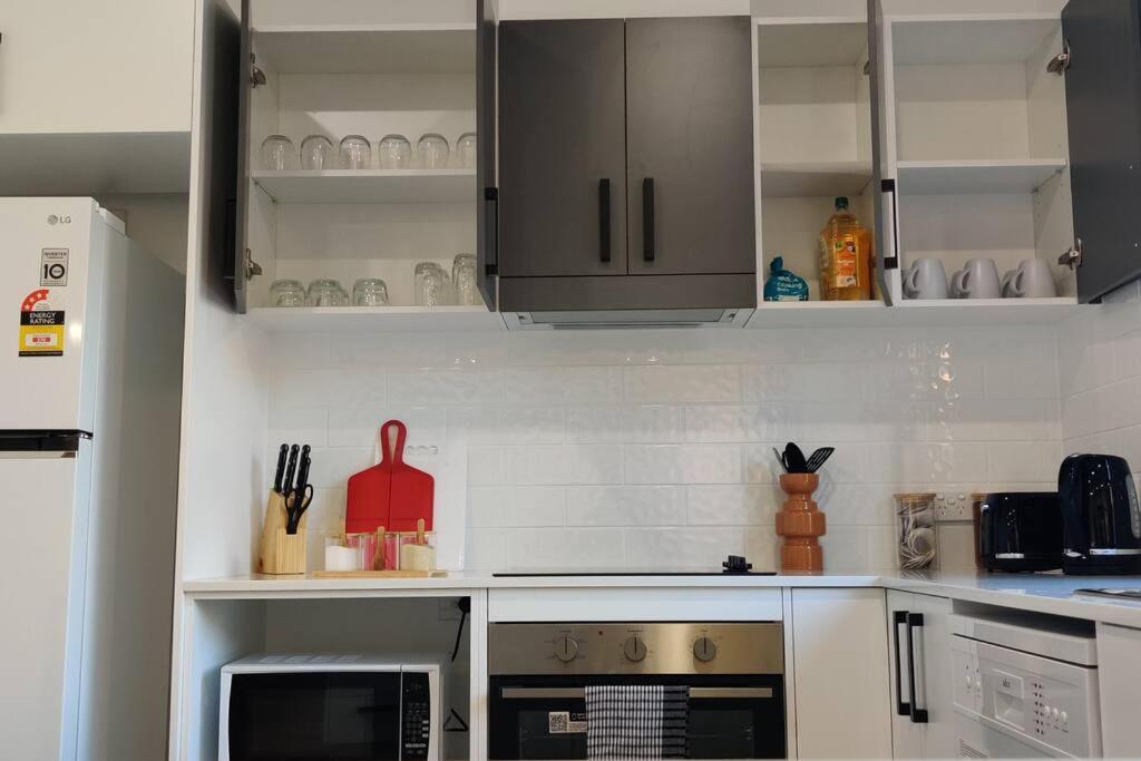 Baywater Retreat- Walk To Water - Quiet Street - To Brisbane Gold Coast And Sunshine Coast! Holiday home *