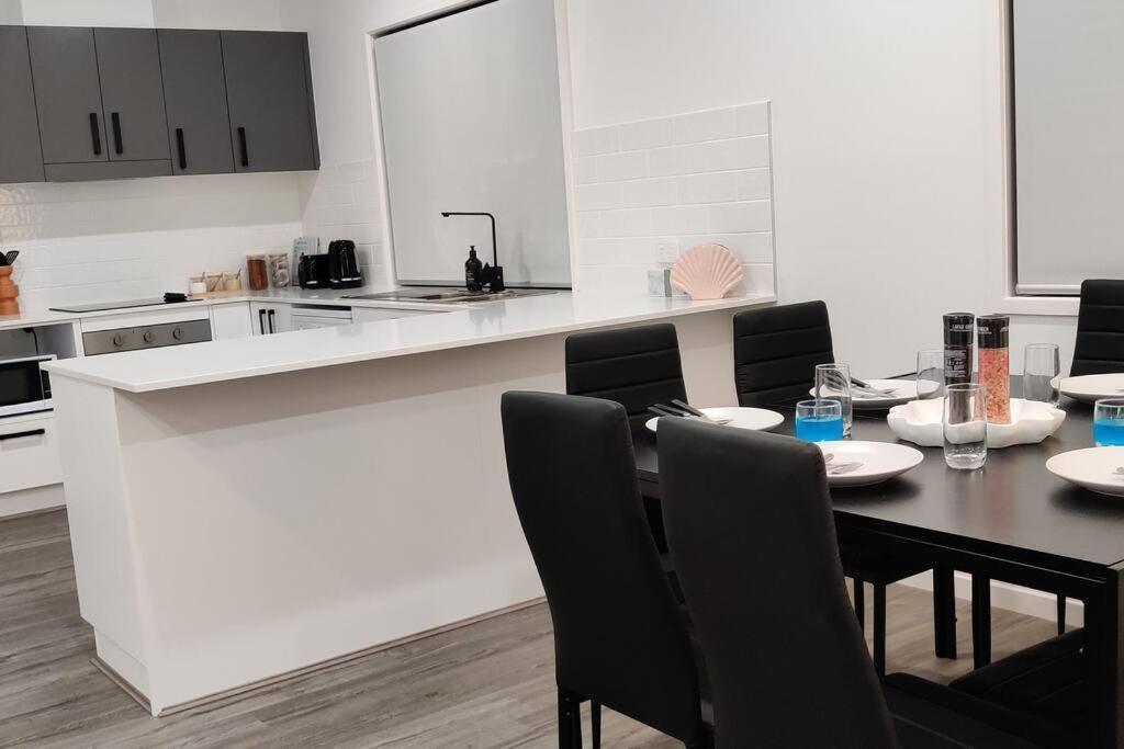Baywater Retreat- Walk To Water - Quiet Street - To Brisbane Gold Coast And Sunshine Coast! * Cleveland