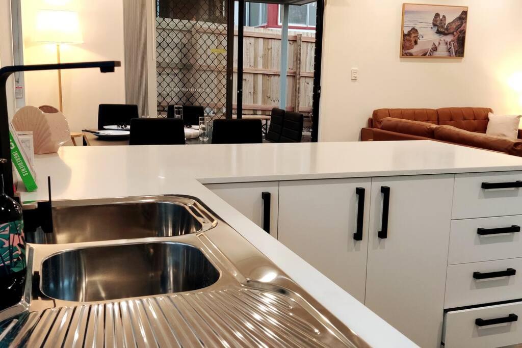 Baywater Retreat- Walk To Water - Quiet Street - To Brisbane Gold Coast And Sunshine Coast! Holiday home