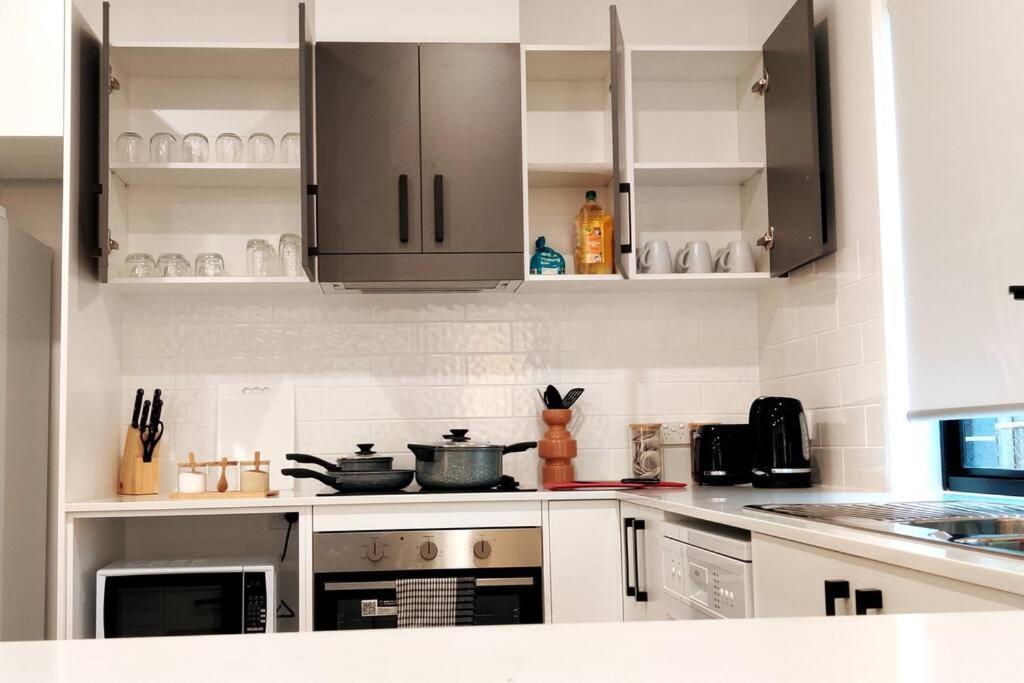 Baywater Retreat- Walk To Water - Quiet Street - To Brisbane Gold Coast And Sunshine Coast! Holiday home